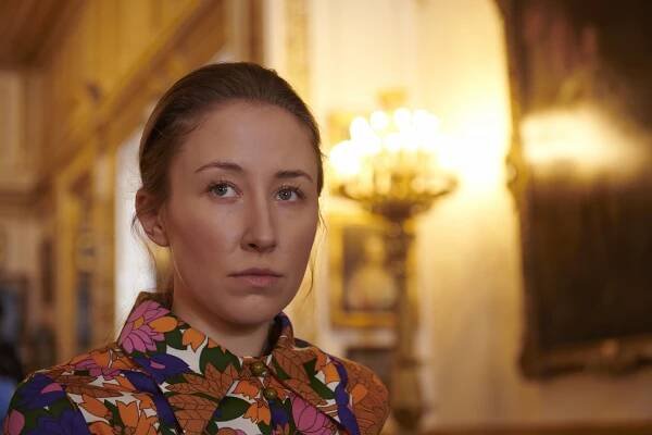 Koruna - Měsíční prach - Z filmu - Erin Doherty