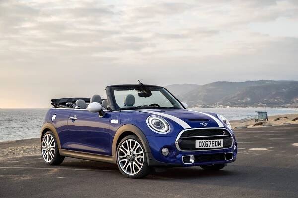 Mini One & Cooper Cabrio: Podrobné specifikace vozidel & Interaktivní nástroj pro srovnání