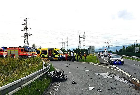 Motokrář ujížděl policii, vjel do protisměru, havaroval a později zemřel
