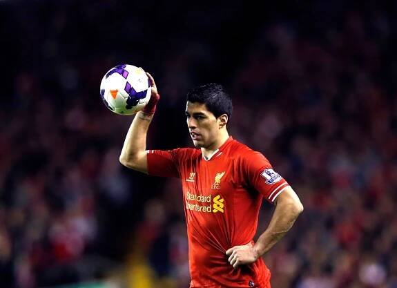 Suárez chce vyrvat Španělsku Zlatou kopačku, Messi nestíhá