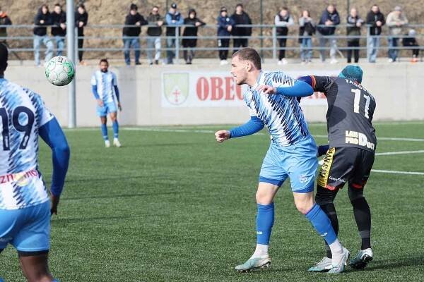 Fotbalisté divizních Tasovic (v černém) přivítali v přípravném derby na svém umělém povrchu celek třetiligového Znojma. Cizinecké legii nakonec podlehli 2:4.