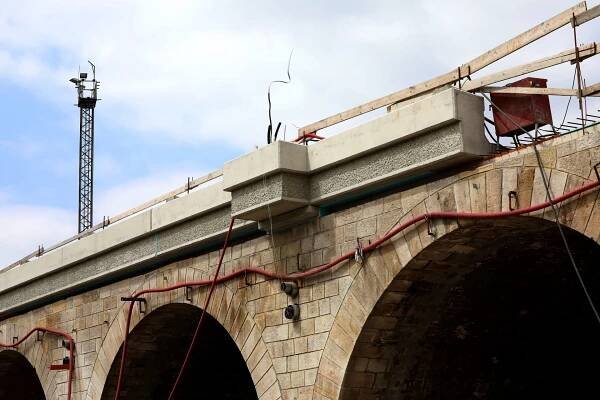 Co zbylo z Negrelliho viaduktu. Prohlédněte si, jak rekonstrukce změnila druhý nejstarší pražský most — Deník N