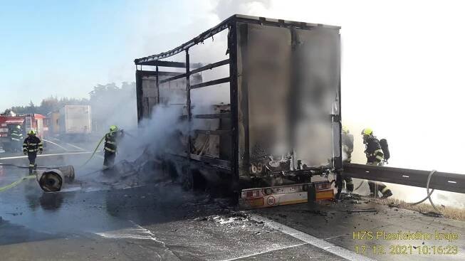 Na D5 hořel kamion, další dva kvůli tomu bouraly. Dálnice u Tachova je uzavřená - Novinky