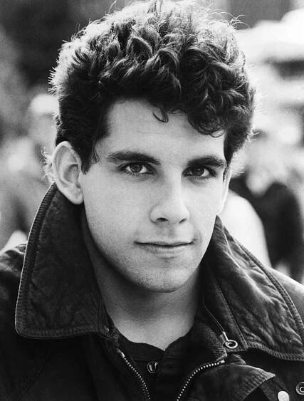 Herec Ben Stiller vypadal i v mládí skvěle. Jeho uhrančivý pohled na 32 let staré fotografii vás dostane do kolen