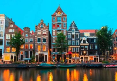 noční amsterdamské kanály a typické domy, holandsko, nizozemsko - amsterdam cityscape - stock snímky, obrázky a fotky