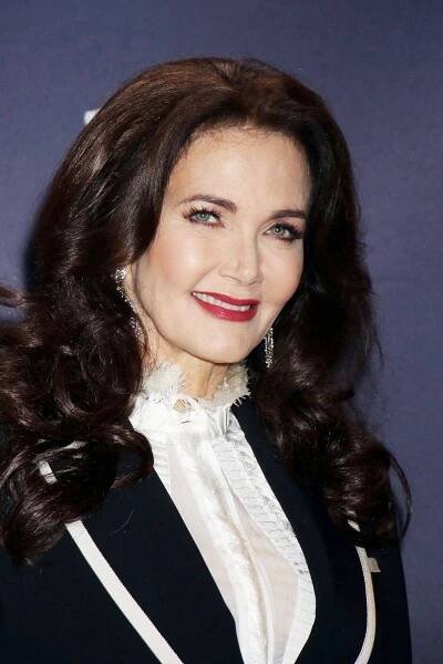První Wonder Woman Lynda Carter vyrazila do společnosti s pohledným synem. Atraktivní dvojice okamžitě upoutala pozornost