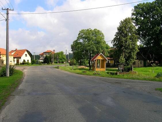 Náves se zastávkou