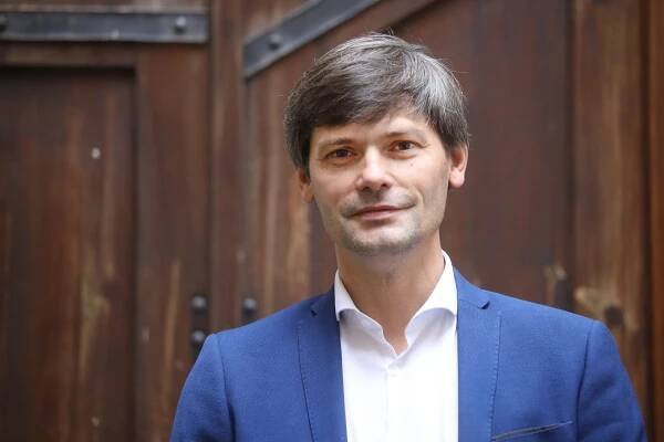 Hilšer odevzdal kandidátní listinu k prezidentským volbám, podpořila ho skupina senátorů