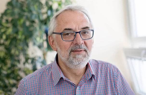 Odmítači očkování se chovají sobecky a hazardují, říká přední virolog. Oficiální propagace je prý mizerná