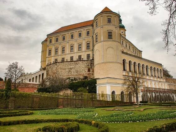 Co nového v Mikulově: první trhy i květy. Jarní procházka městem