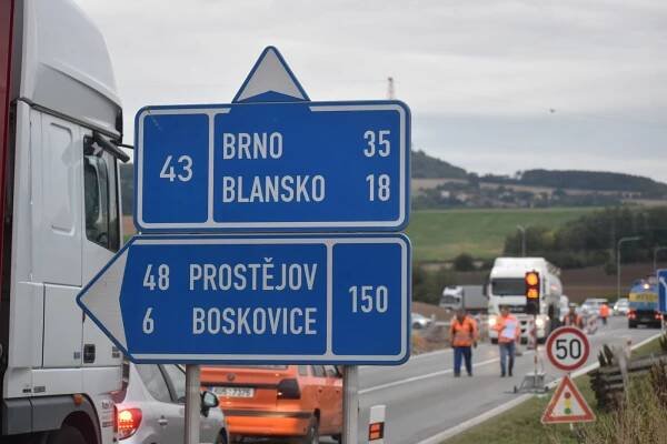 Okružní křižovatka na I/43 u Sebranic. Semafory zmizí, řidičům se uleví
