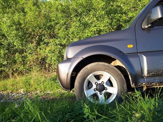 Suzuki Jimny je parťák pro cesty i necesty. Je vysazený na zdolávání „kozích“ stezek, i když bourat byste v něm nechtěli. Jak jezdí coby ojetina?