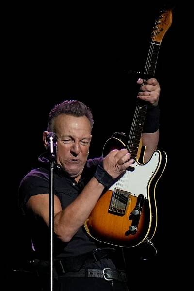 Ve třiasedmdesáti hraje tři hodiny. Springsteen zahájil turné, lístky zdražil