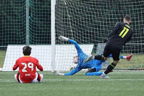 Fotbalistům Zbrojovky (v červeném) se druhý přípravný zápas nevydařil, na hřišti slovenské Skalice padli 1:4.