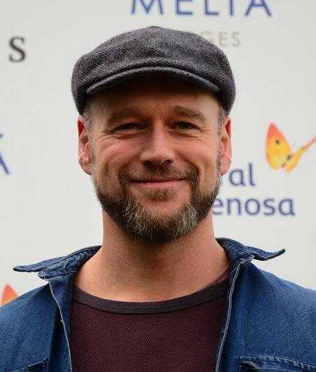 Elliot Cowan – Wikipedia