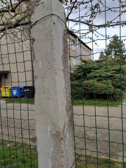 Svařované pletivo na starých betonových sloupcích