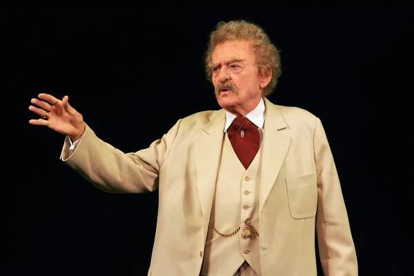 Hal Holbrook, Actor Who Channeled Mark Twain, Is Dead at 95 - The New York Times