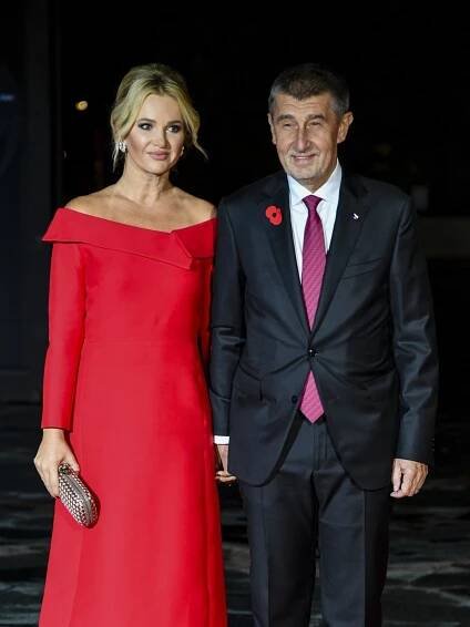 Na důležitých společenských či oficiálních akcích se však navzdory oznámenému odloučení stále po boku Andreje objevuje.