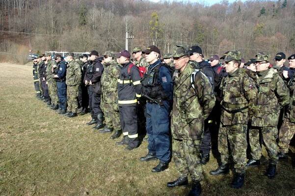Policisté a vojáci si polepší. Výsluhy se jim nebudou danit, rozhodli poslanci