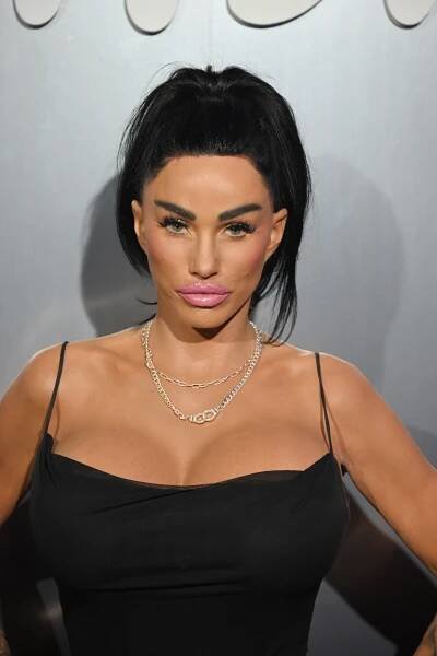 Slavní bez příčiny: Kim Kardashian zná důležité lidi, Katie Price má prsa