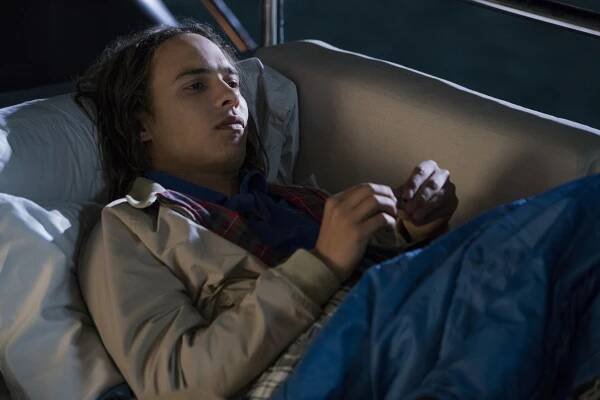Živí mrtví: Počátek konce - Všichni zahyneme - Z filmu - Frank Dillane