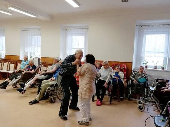 OBRAZEM: Seniorům v rožďalovických domovech zazpíval Martin Krulich