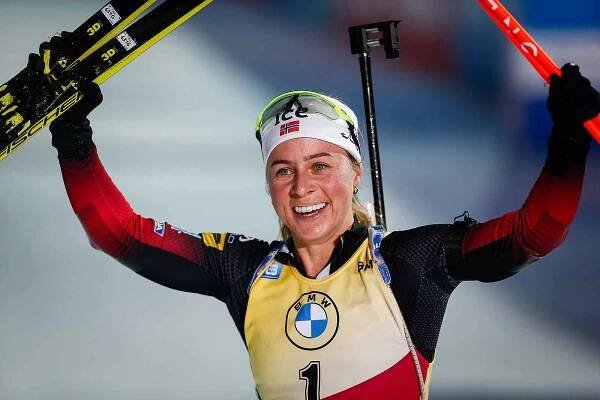 Vítězka Tiril Eckhoffová po dojezdu do cíle v závodu Světového poháru v biatlonu - stíhací závod žen na 10 km.