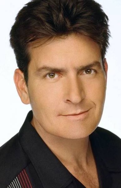 Charlie Sheen - Americký herec u nás známý hlavně pro své komediální role v parodické filmové sérii - Story