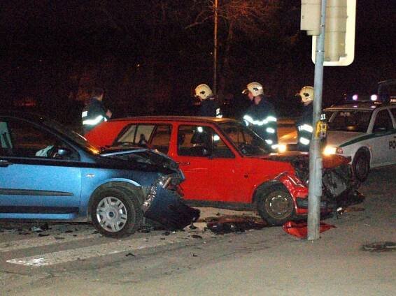 FOTO: Noční dopravní nehoda v Chebu