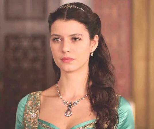 Beren Saat starred as the titular character in the Turkish historical TV drama Muhteşem Yüzyıl: Kösem - Magnificent Century: Kösem.