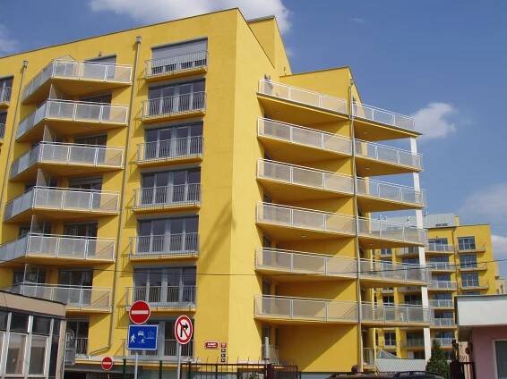 Bytový dům HARFA - 430 ks předokenních rolet