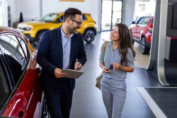 žena kupuje nové auto - Techsvět