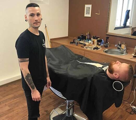 V lounském barber shopu mají v těchto dnech plno práce.