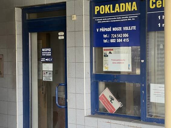 Parkovací dům u vlakového nádraží ve Svinově chátrá. Je na prodej