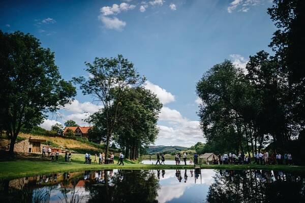 Svatba s unesenou a potopenou nevěstou | Statek Všetice | Dája & Martin - Honza Martinec - Svatební fotograf