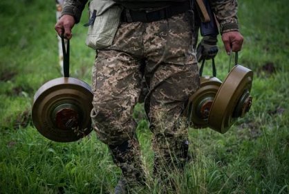 Ukrajinci vracejí Rusům protitankové miny. Z dronů jim je házejí na hlavu