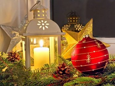 Vánoční dekorace a svícny do okna - tradiční i LED ozdoby levně
