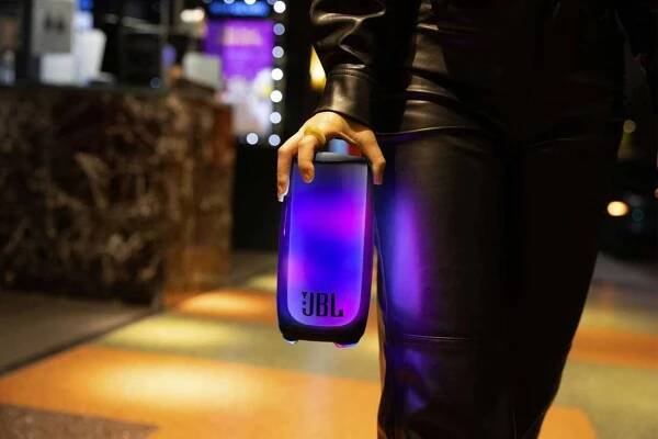 Reproduktor JBL Pulse 5 zamířil na pulty prodejců. Okouzlí svým vytříbeným designem a skvělým zvukem