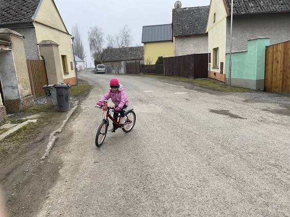 Od cedule k ceduli čtyři minuty. Kvůli nařízení jsou jako v kleci