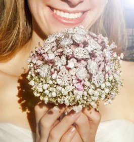 Svatební kytice GIYOU s 30 stříbrnými květinami s nevěstou 