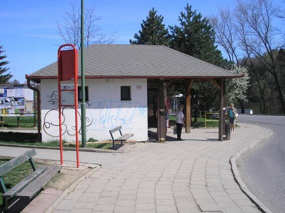 Soubor:Třebíč Borovina Za rybníkem zastávka.jpg