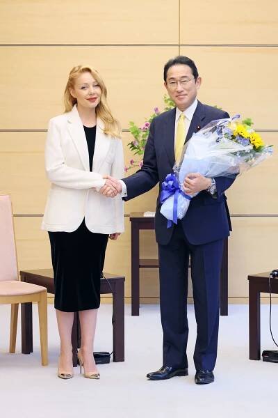 Soubor:Fumio Kishida and Tina Karol at the Japanese Kantei in 2022 (3).jpg – Wikipedie