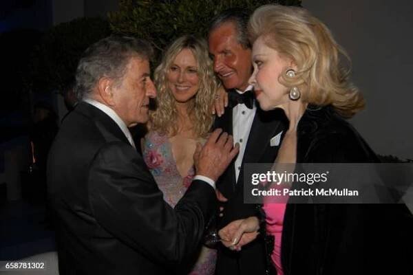 Tony Bennett, ALana Stewart, George Hamilton and Lynn Wyatt attend the 2004 Vanity Fair Oscar Party at Mortons on February 29, 2004 in Beverly Hills,...