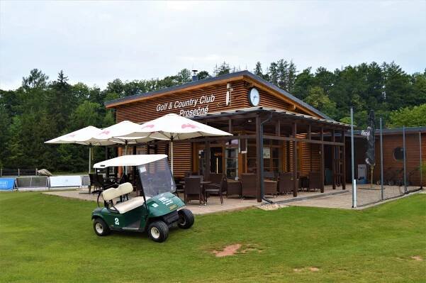 Golf & Country Club Prosečné - Golf pro každého! Přijďte si zahrát golf na hřiště nedaleko Vrchlabí! Nabízíme prostředí