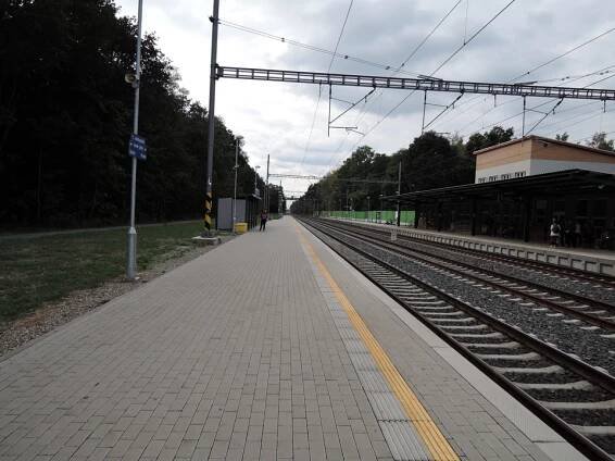 Tragédie na trati v Klánovicích: Muž skočil pod vlak. Rozhodl se spáchat sebevraždu, říká policie