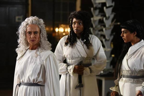 Lovci stínů: Nástroje smrti - Železné sestry - Z filmu - Lisa Berry, Farah Merani