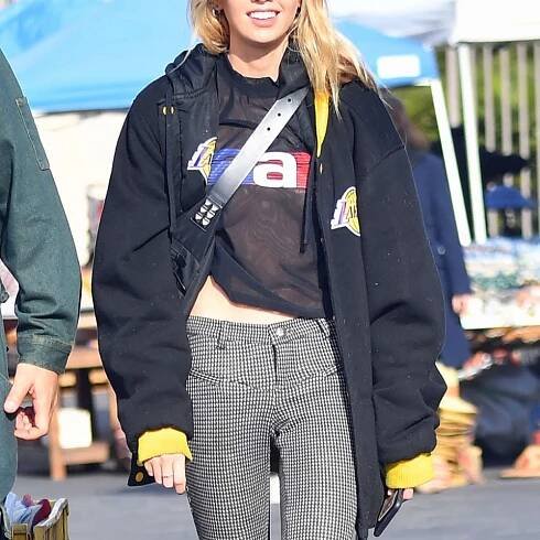 Stella-Maxwell-and-Langley-Fox-at-the-Rosebowl-Flea-Market--02