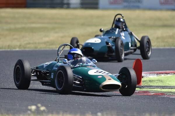 Jacques Villeneuve dorazil v obležení fanoušků, Doubek nejrychlejší v tréninku