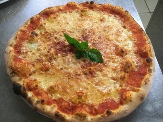 una pizza margherita con basilico