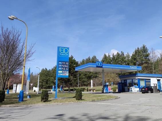 Ceny pohonných hmot klesají. Už se dá natankovat benzín i pod 40 korun za litr